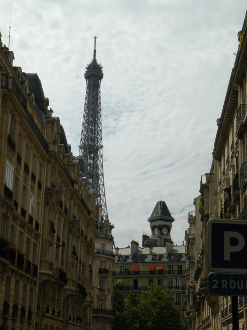  tour eiffel et tour horloge de l'ancien siège des magasins du Louvre
